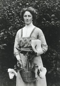 collier-edith-with-basket-and-lilies